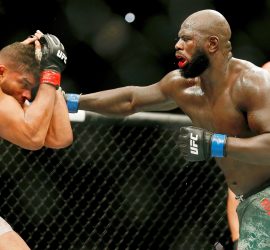 Губа пополам: звезда UFC Оверим получил страшную травму во время боя