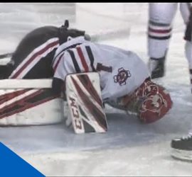 Море крови на льду: хоккейному вратарю разрезало ногу коньком