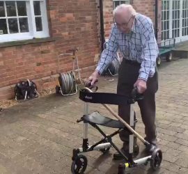99-летний ветеран заработал 5 миллионов фунтов тем, что ходил кругами по своему саду