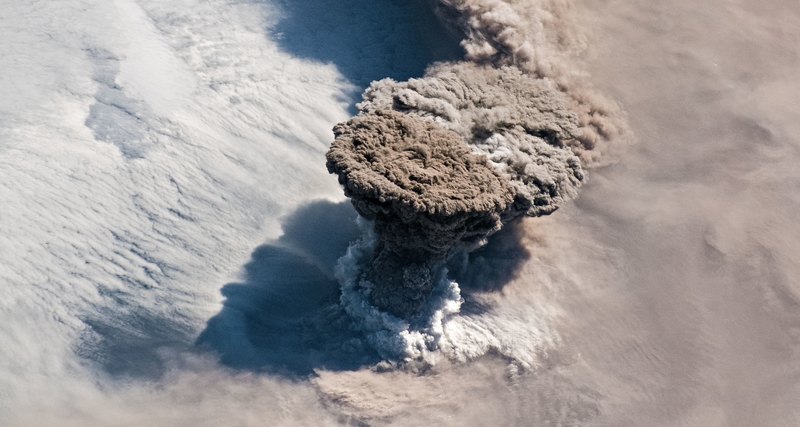 Как выглядело извержение вулкана Сарычева из космоса