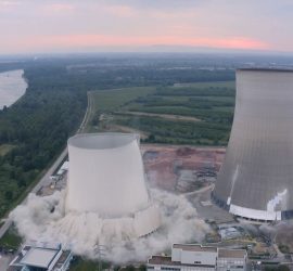 В Германии взорвали две башни закрытой АЭС