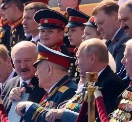 Лукашенко расчувствовался во время встречи с ветераном в Москве
