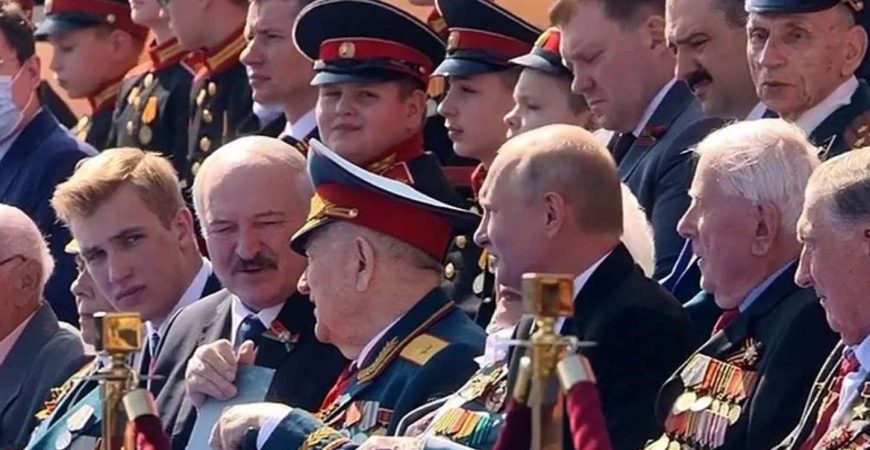 Лукашенко расчувствовался во время встречи с ветераном в Москве