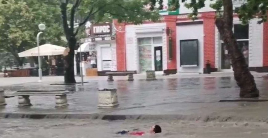 Мощный ливень превратил Геленджик в Венецию