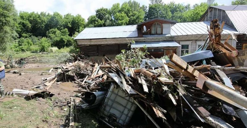 Наводнение в Подмосковье: вода смыла несколько домов и построек
