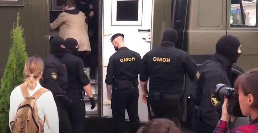 Протесты в Минске переросли в жесткую драку с ОМОНом