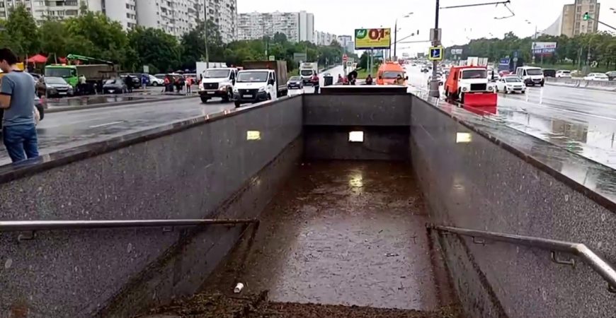 На Москву обрушилось стихийное бедствие: затопило дороги и метро