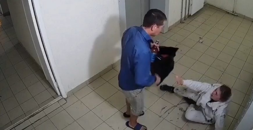 В Уфе парень избил свою девушку бутылкой водки: видео с камер наблюдения