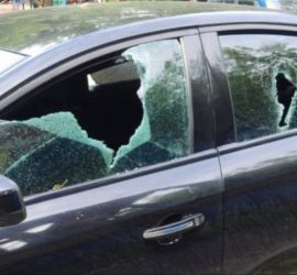 В Брянске мужчина ударил двух девушек и молотком разбил их машину