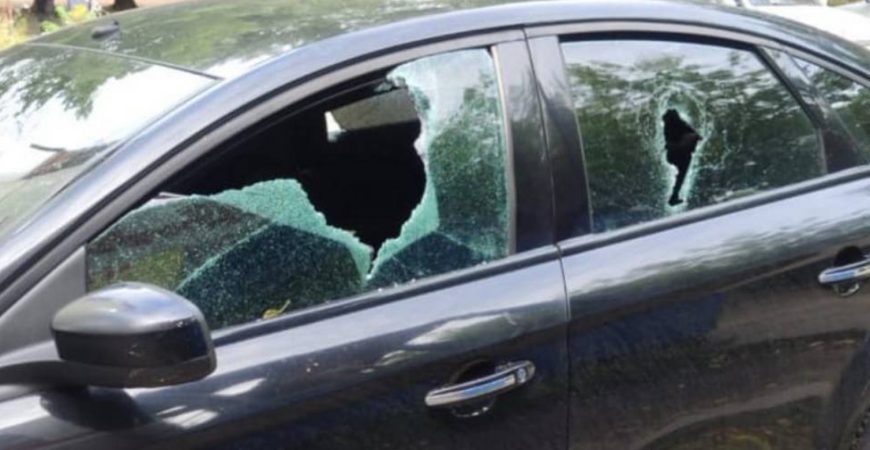 В Брянске мужчина ударил двух девушек и молотком разбил их машину