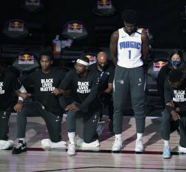 Темнокожий игрок NBA отказался вставать на колено