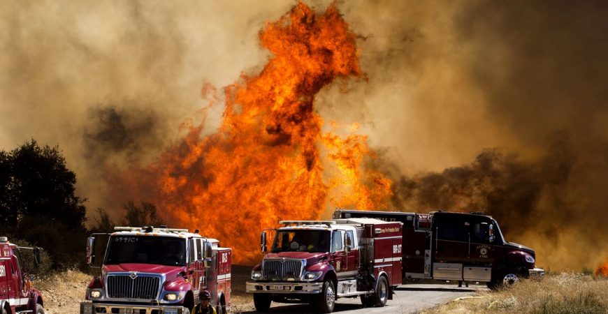 Страшные кадры мощного пожара в Калифорнии