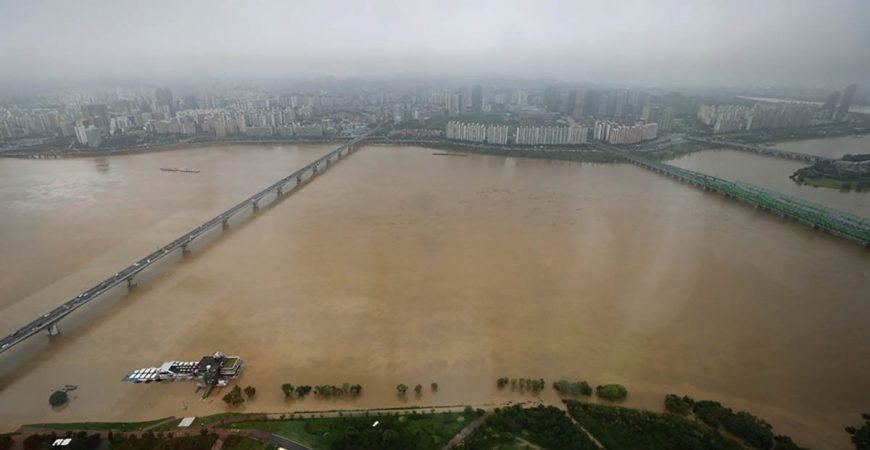 Города Южной Кореи смыло от сильнейших дождей