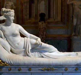 Турист повредил древнюю скульптуру в итальянском музее