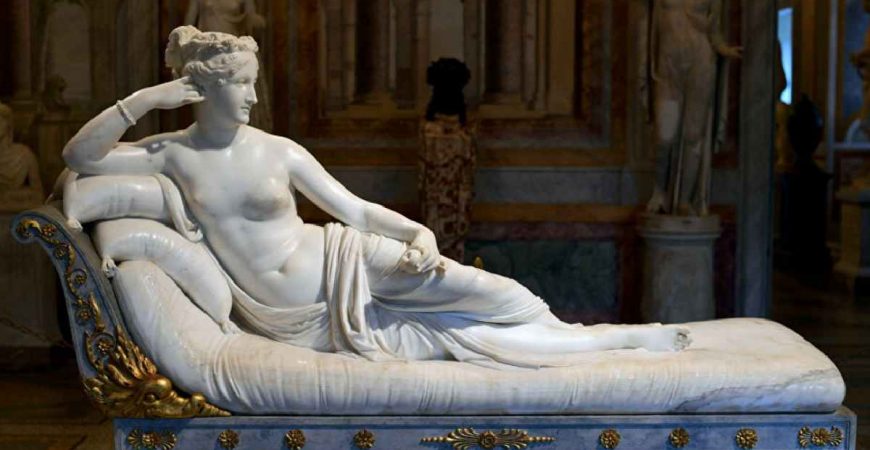 Турист повредил древнюю скульптуру в итальянском музее