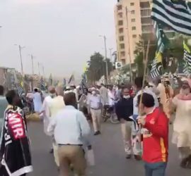 На митинге в Пакистане взорвали гранату: десятки пострадавших