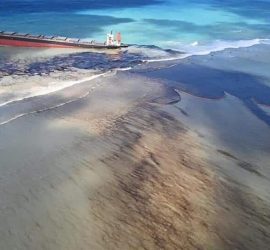 У берегов Маврикия произошел разлив нефти