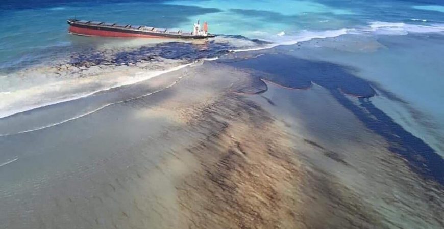 У берегов Маврикия произошел разлив нефти