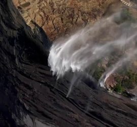 В Австралии водопад начал течь в обратном направлении