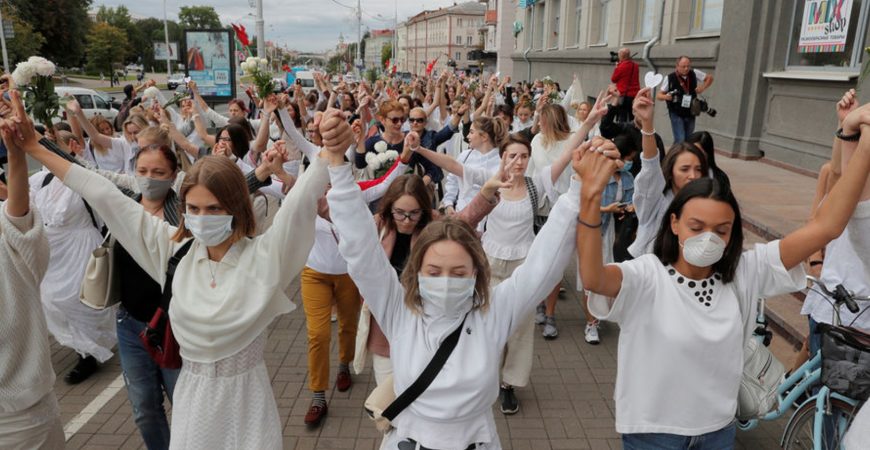 В Минске 250 женщин в белом вышли на протест против действий силовиков