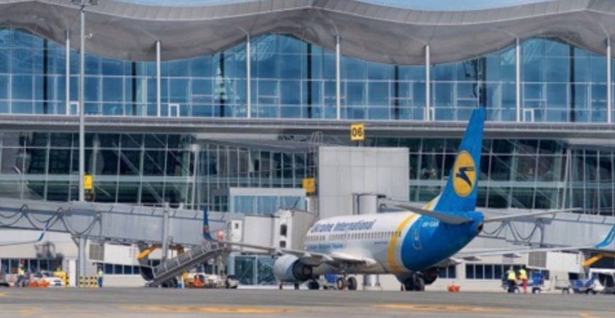 В киевском аэропорту женщина прогулялась по крылу самолета