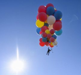 Известный иллюзионист взлетел на 7 км в небо на воздушных шарах