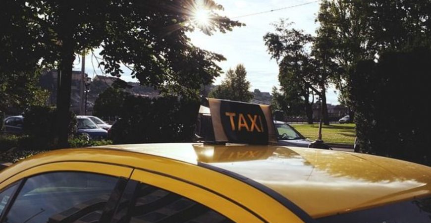 В России подростки жестко избили таксиста и угнали его авто