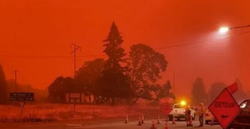 В США из-за лесных пожаров небо стало красным: кадры настоящего ада
