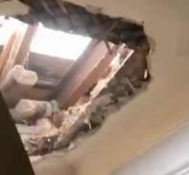 На диван москвички сквозь крышу провалился строитель: видео