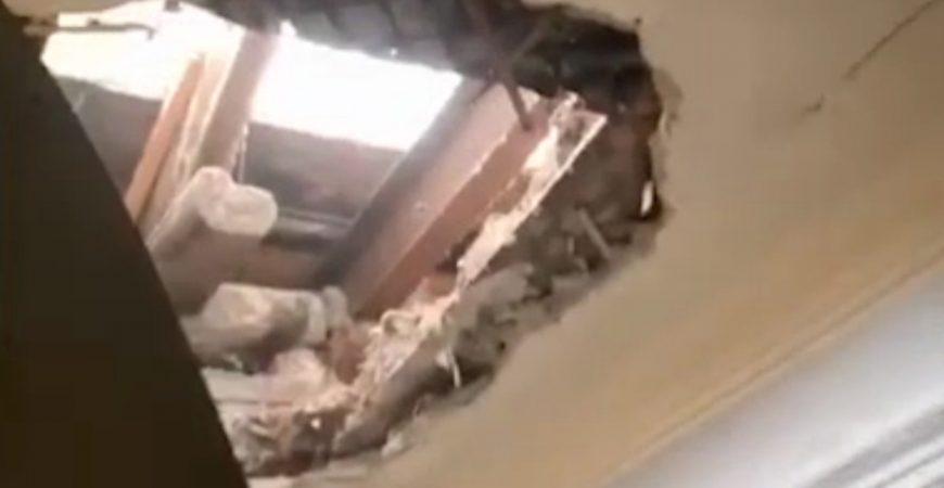 На диван москвички сквозь крышу провалился строитель: видео