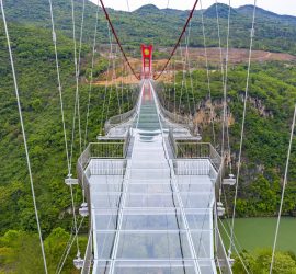 В Китае открыли самый длинный стеклянный подвесной мост