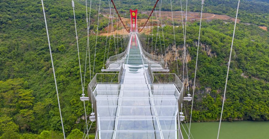 В Китае открыли самый длинный стеклянный подвесной мост