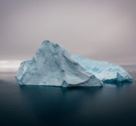 В Арктике перевернулся айсберг с людьми на нем