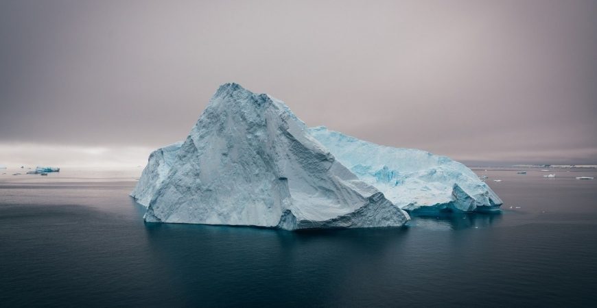 В Арктике перевернулся айсберг с людьми на нем