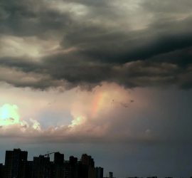 В небе над Киевом увидели интересное явление (фото)