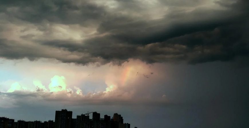 В небе над Киевом увидели интересное явление (фото)