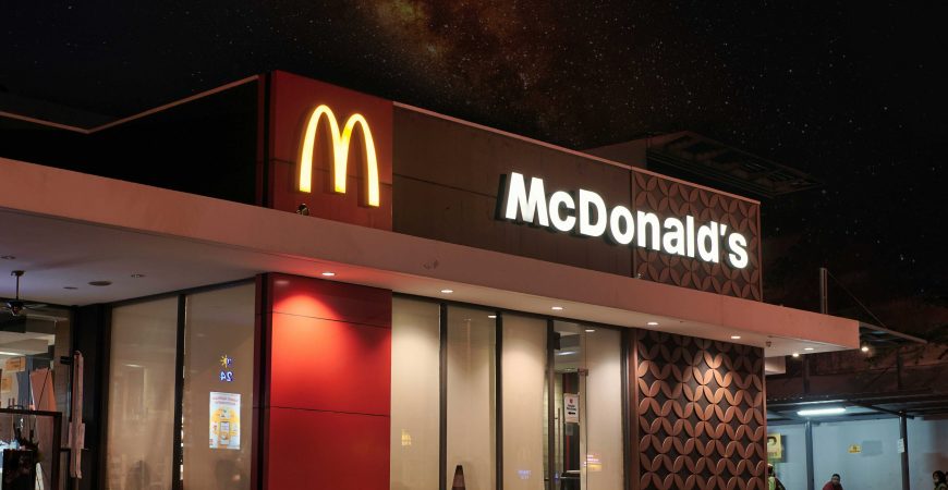 McDonald’s планирует продавать свою продукцию возле АЗС